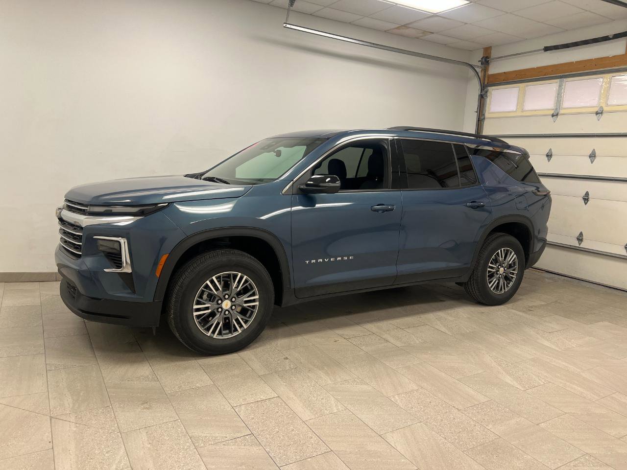 Used 2025 Chevrolet Traverse LT FWD image 2