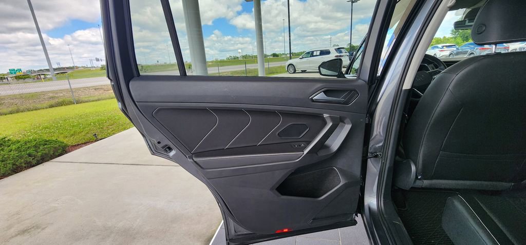 Used 2022 Volkswagen Tiguan SE FWD image 17