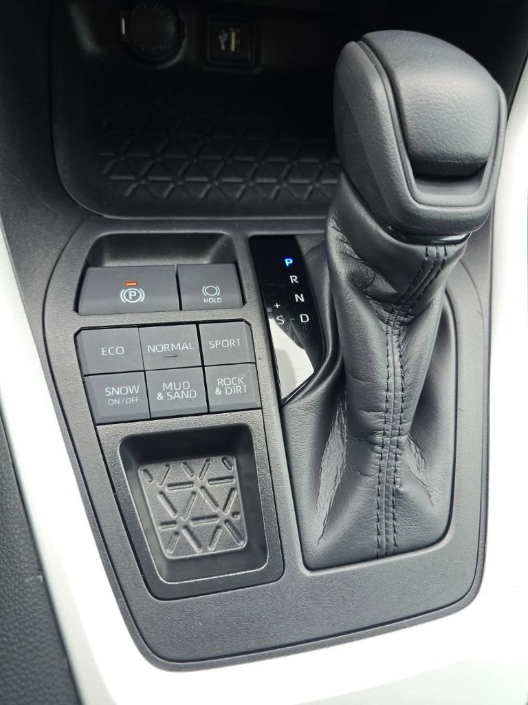 Used 2024 Toyota RAV4 LE image 23