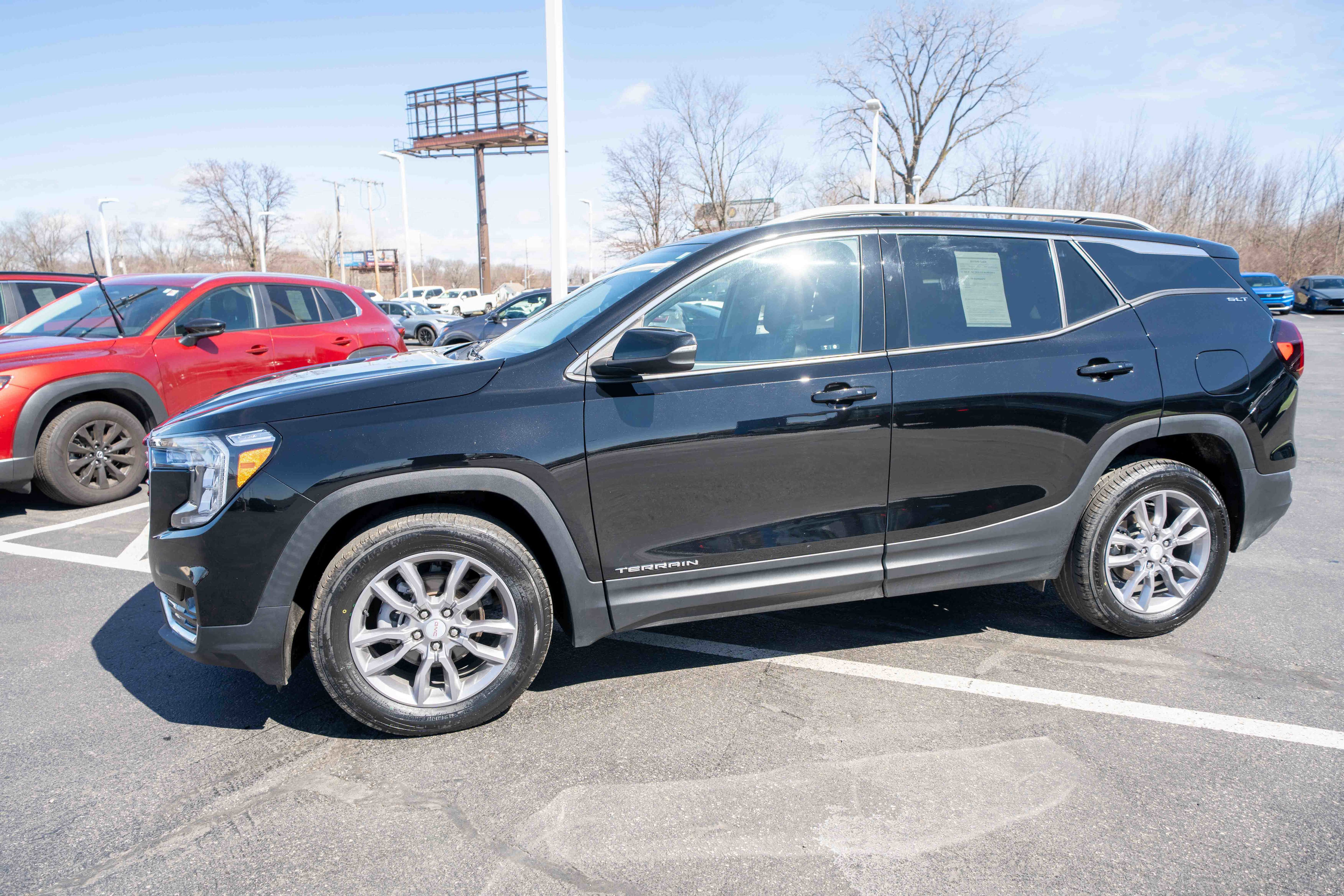 Used 2022 GMC Terrain SLT image 3