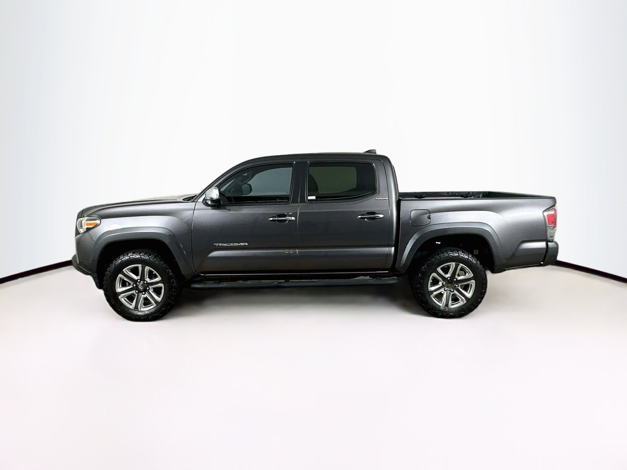Used 2017 Toyota Tacoma Limited w/ Tow Package AWD/4WD image 4
