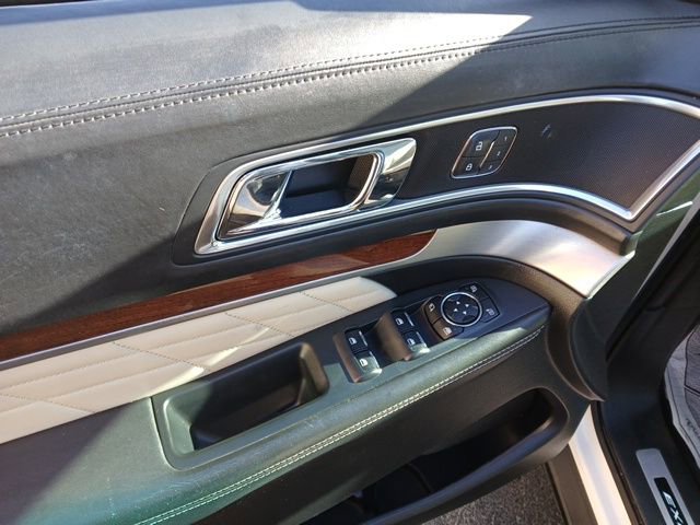 Used 2016 Ford Explorer Platinum image 16