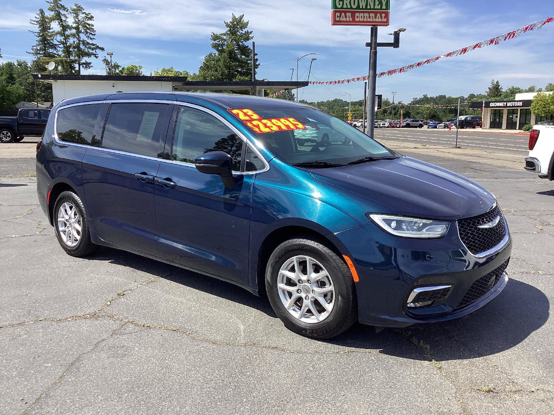 Used 2023 Chrysler Pacifica Touring-L FWD image 1