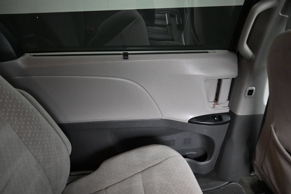 Used 2018 Toyota Sienna LE w/ Carpet Mat Package FWD image 42
