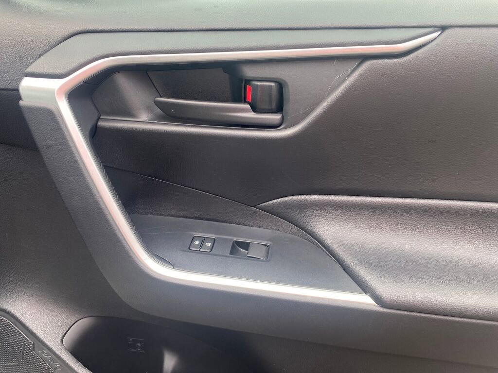 Used 2020 Toyota RAV4 LE w/ Carpet Mat Package image 25