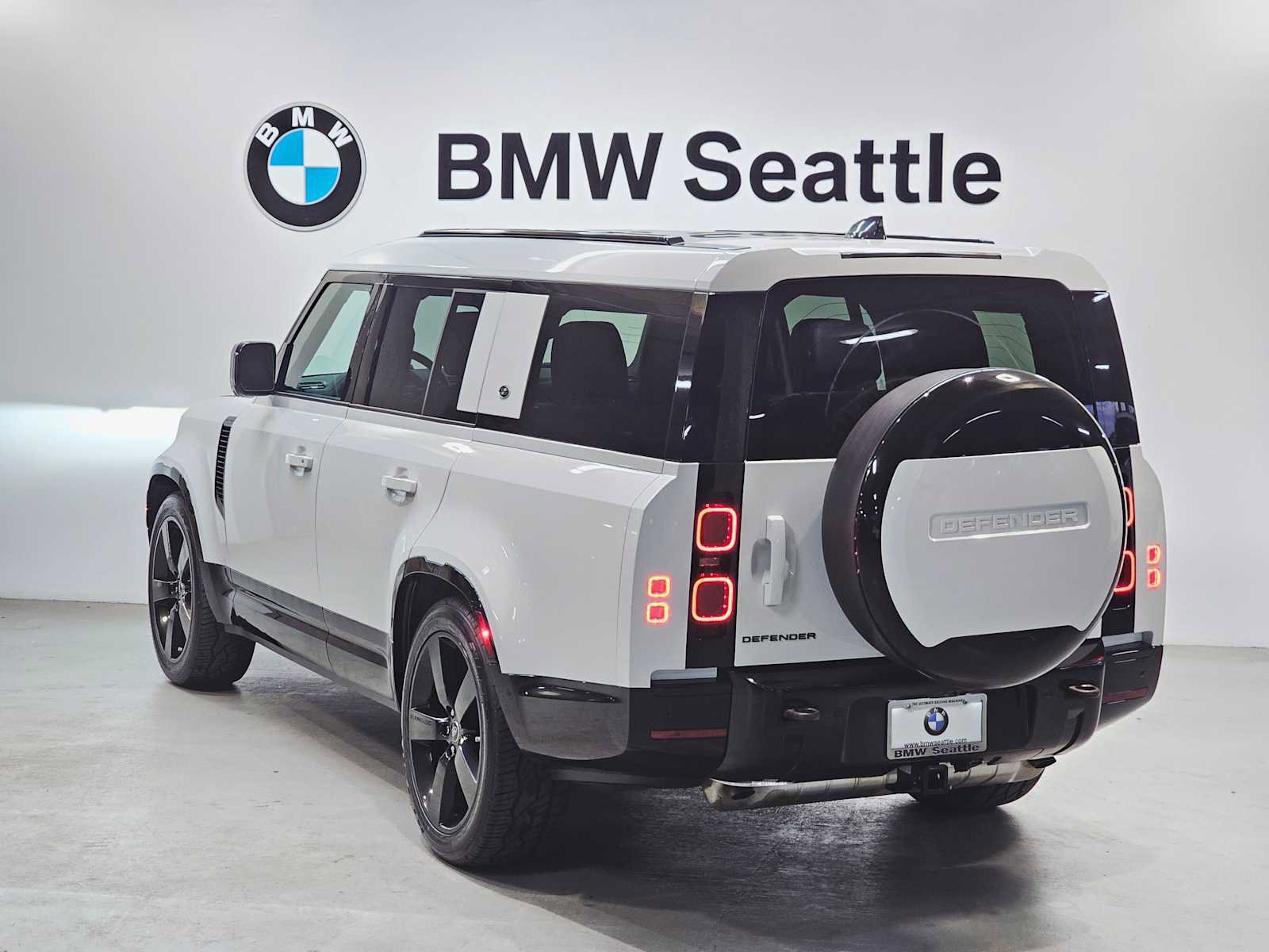 Used 2024 Land Rover Defender 130 X-Dynamic SE image 4