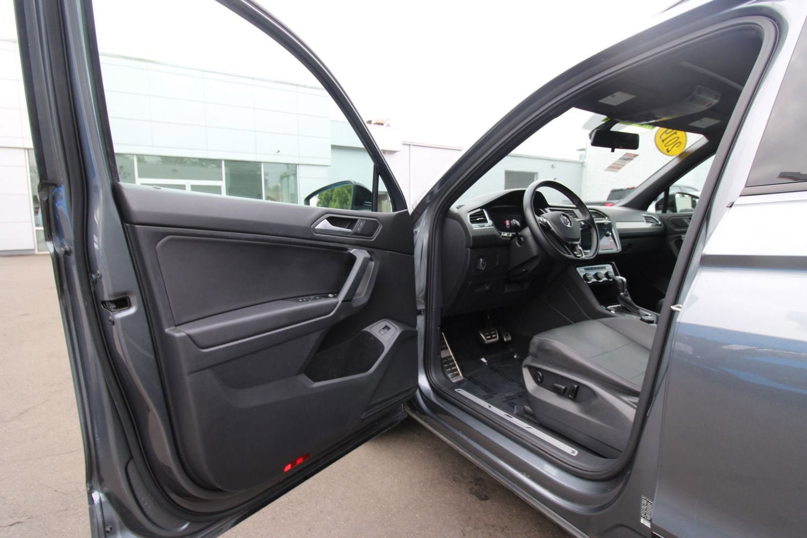 Used 2019 Volkswagen Tiguan SEL Premium R-Line AWD/4WD image 9