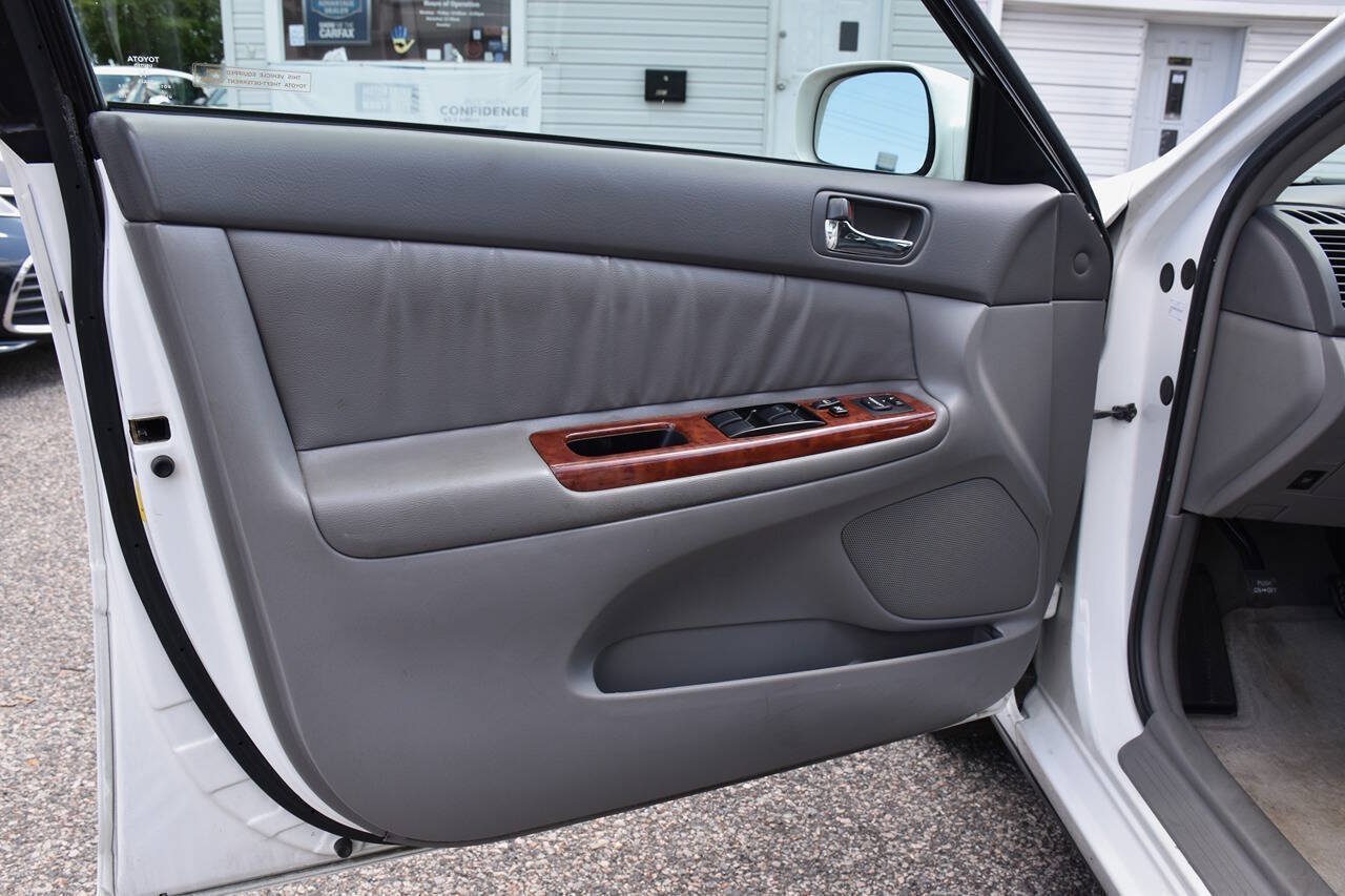 Used 2004 Toyota Camry XLE w/ VSC & Side Airbag Pkg FWD image 19