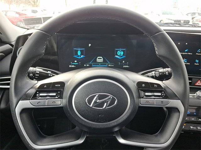 Certified 2023 Hyundai Elantra Limited w/ Preferred Accessory Package image 19