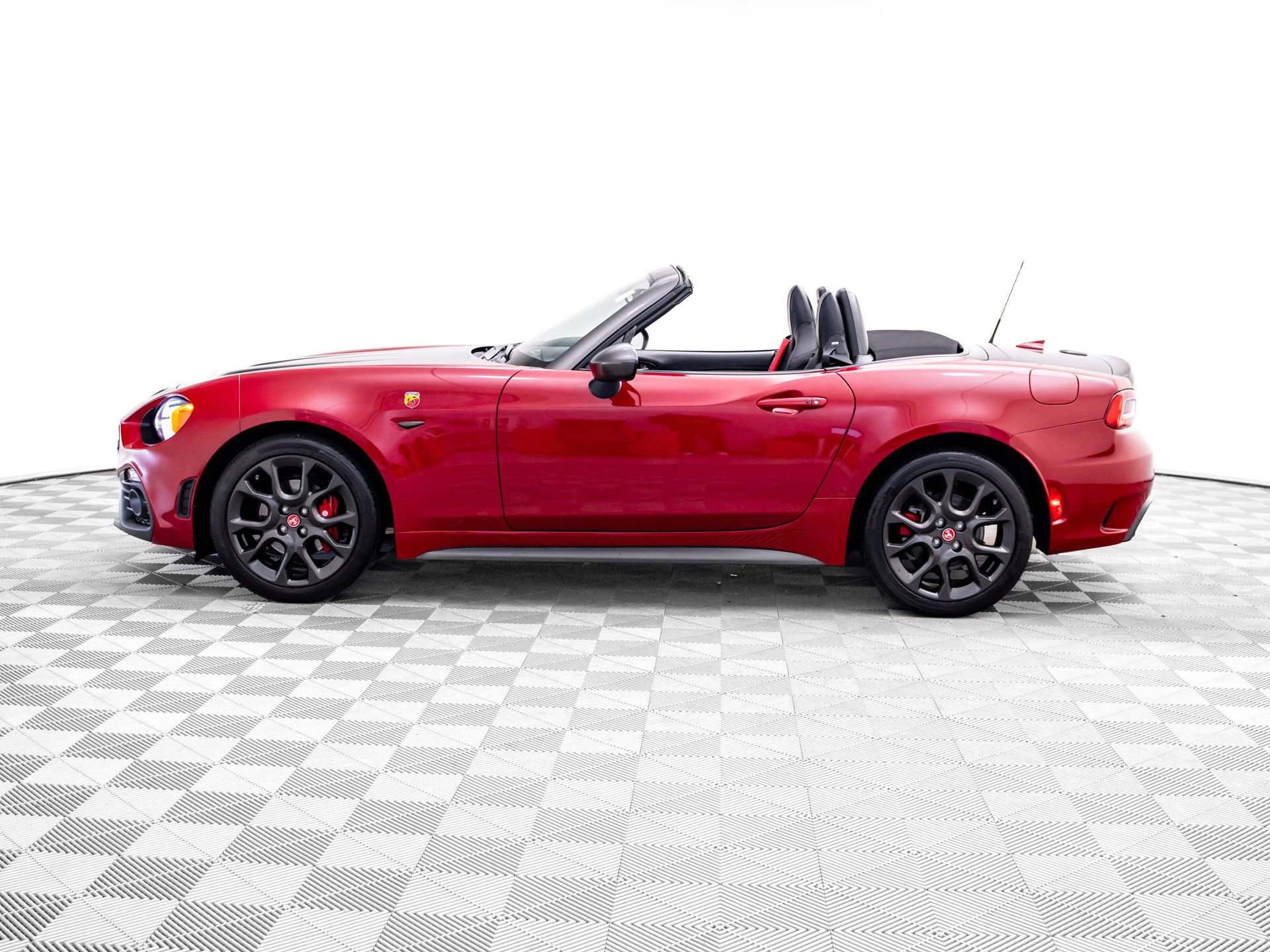 Used 2018 FIAT 124 Spider Abarth w/ Convenience Group RWD image 2