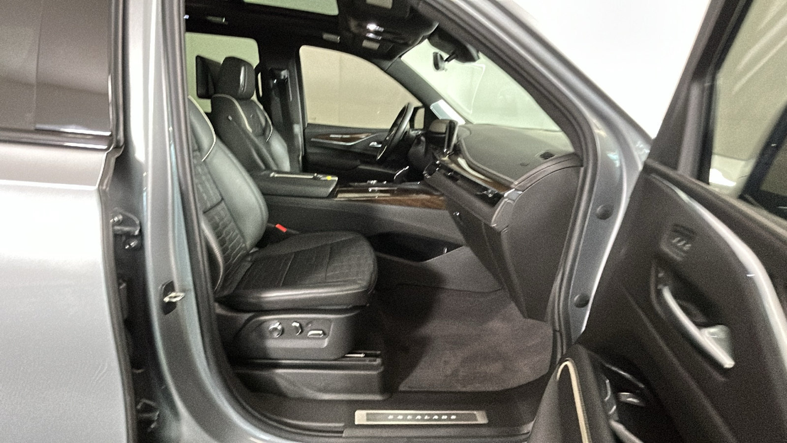 Used 2023 Cadillac Escalade Sport Platinum w/ LPO, ONYX Package AWD/4WD image 36