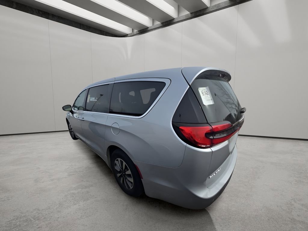 Used 2024 Chrysler Pacifica Select image 4