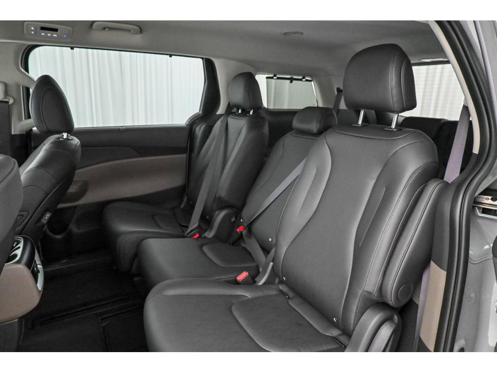 New 2026 Kia Carnival EX image 11