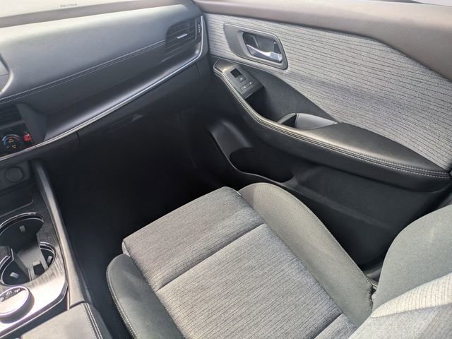 Used 2023 Nissan Rogue SV image 17