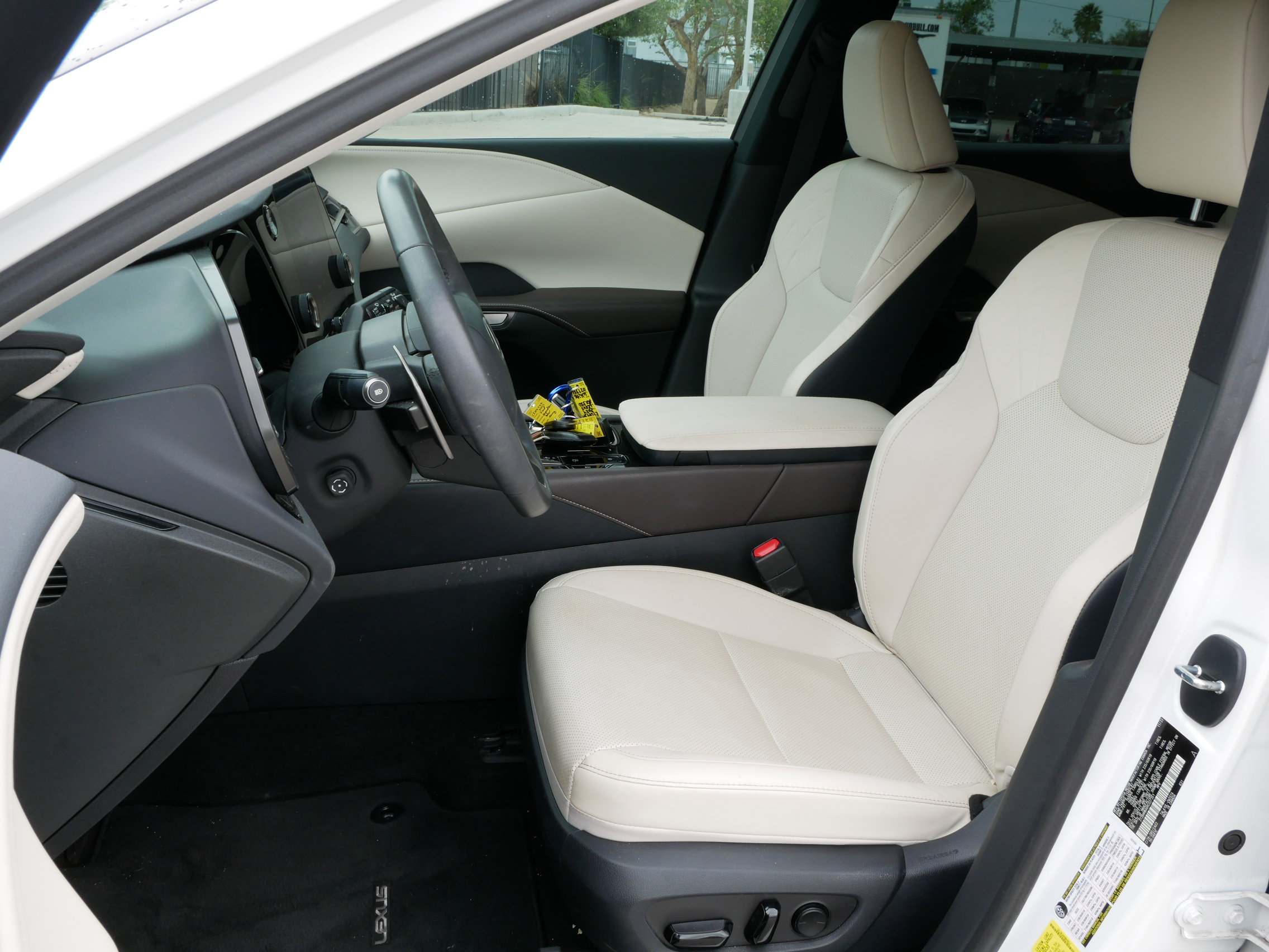 Used 2024 Lexus RX 350 FWD image 2