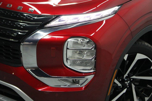 Used 2025 Mitsubishi Outlander SEL image 2