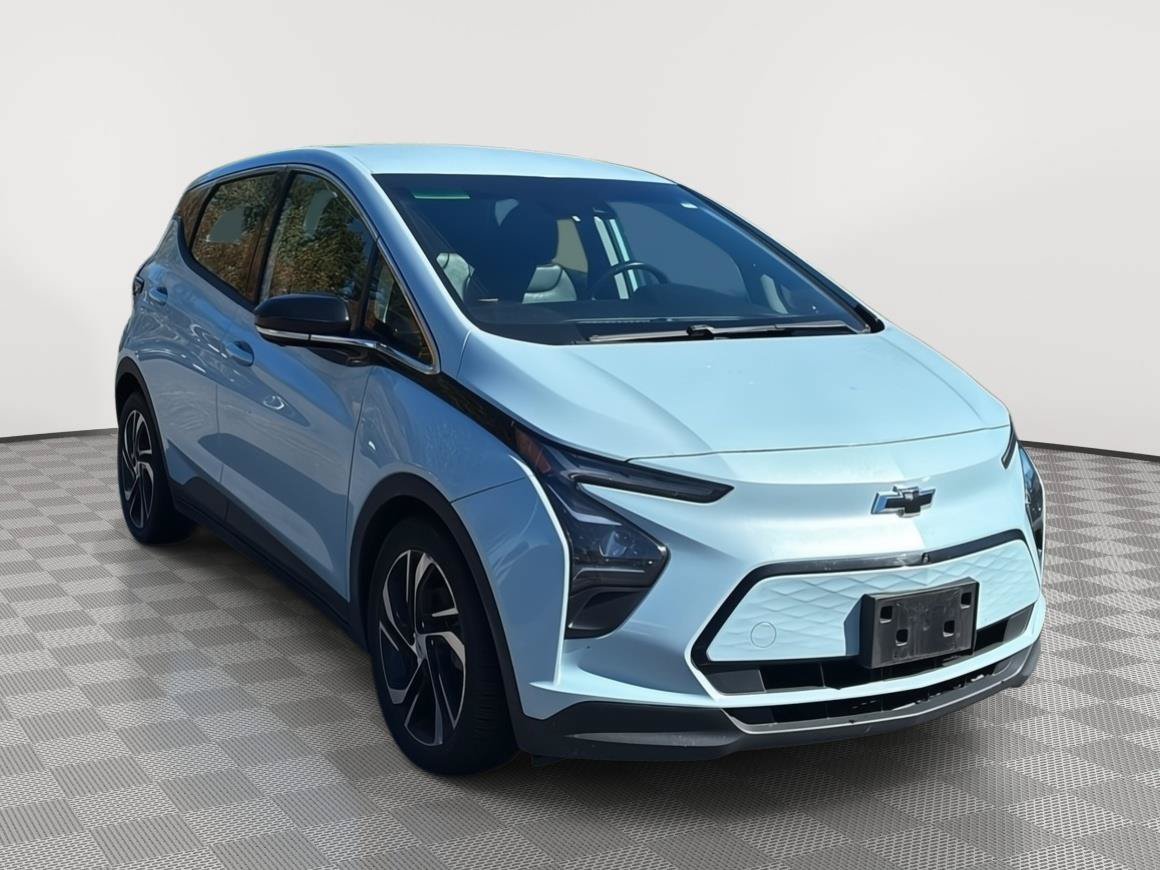 Used 2022 Chevrolet Bolt LT w/ Infotainment Package FWD image 3