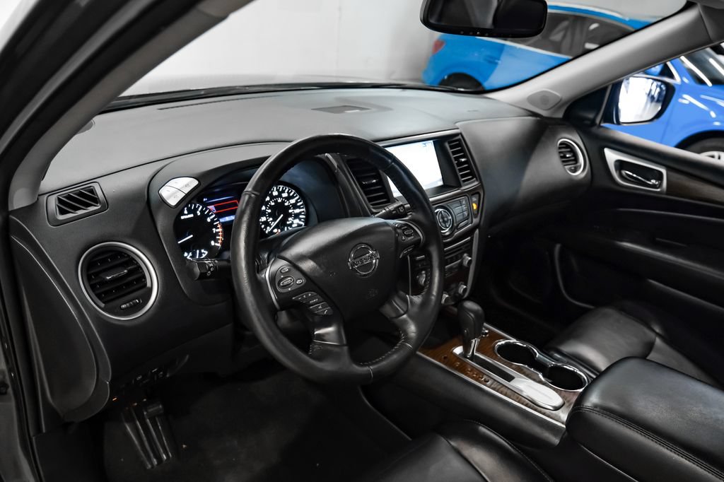 Used 2020 Nissan Pathfinder Platinum FWD image 2