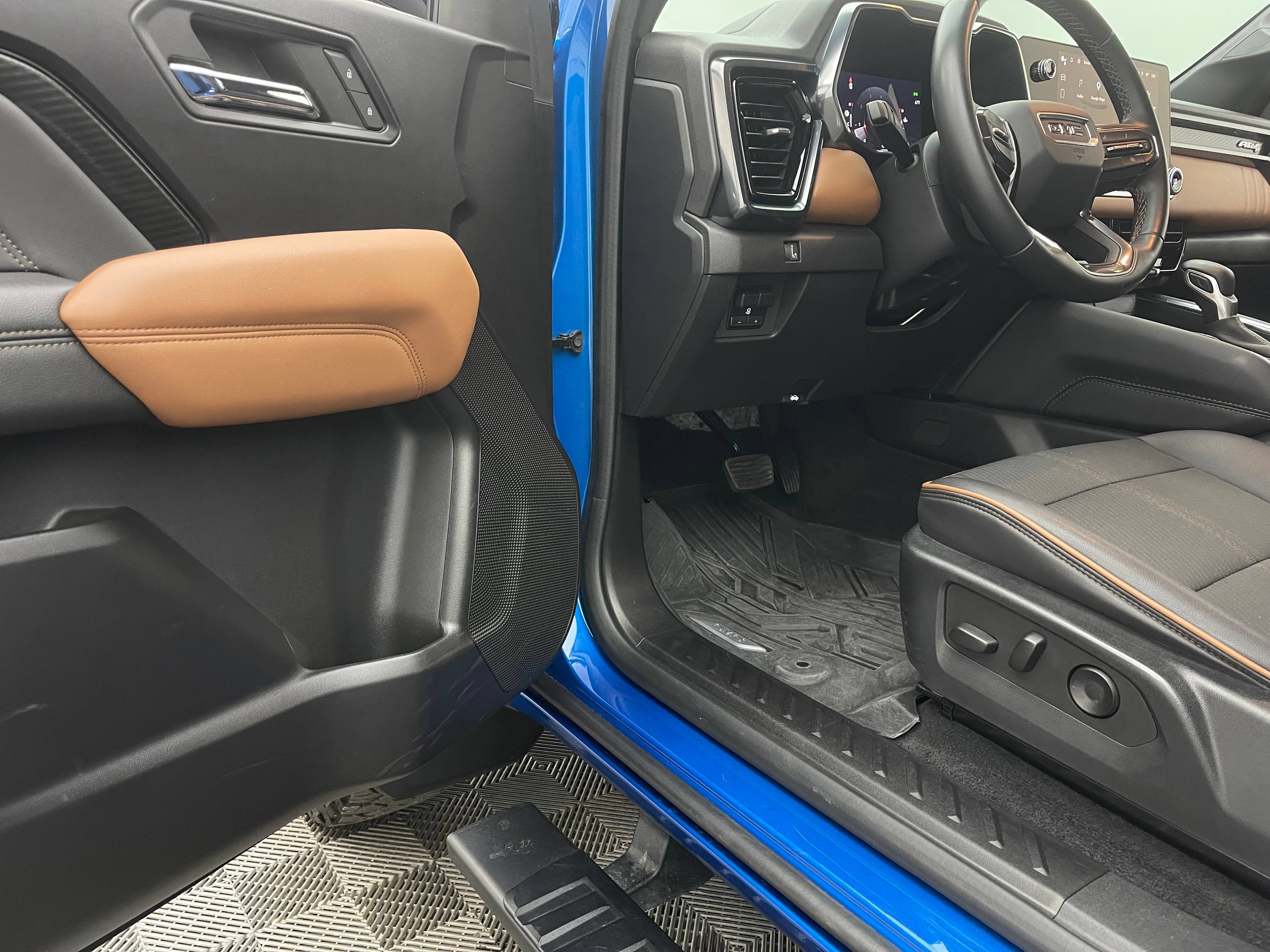 Used 2023 GMC Canyon AT4 w/ Canyon Safety Plus Package AWD/4WD image 14