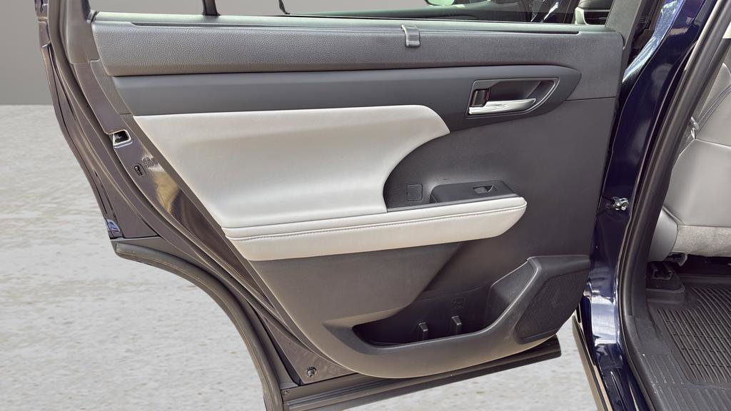 Used 2022 Toyota Highlander XLE image 14