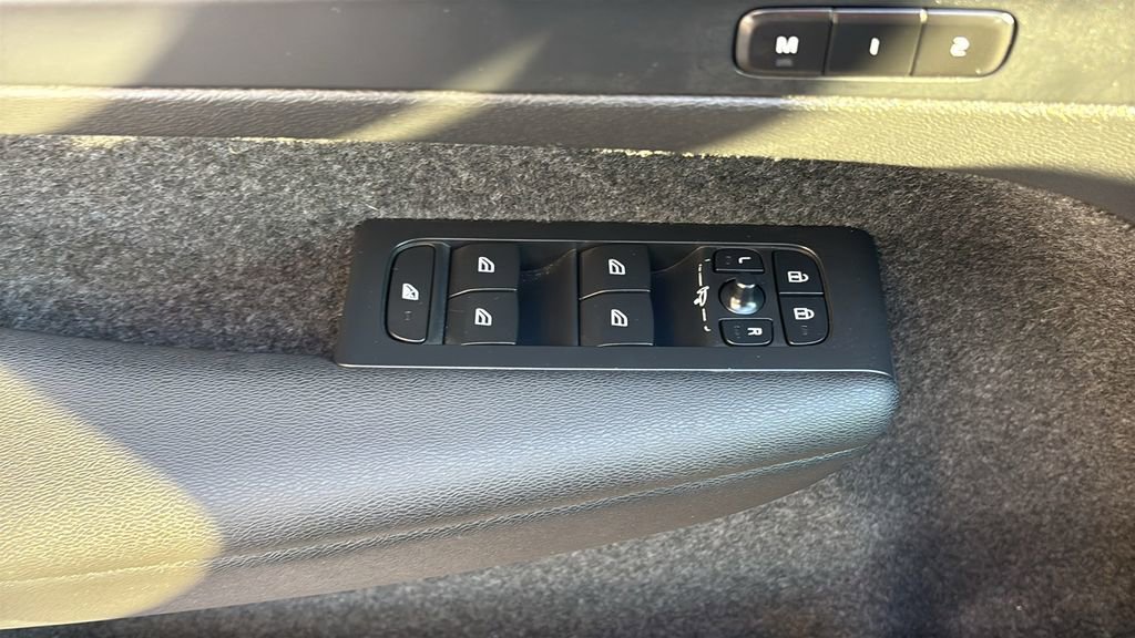 Certified 2024 Volvo XC40 B5 Core image 12