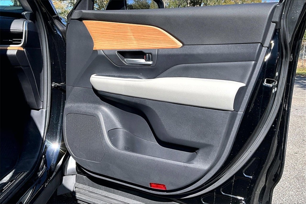 Used 2025 Toyota Grand Highlander AWD Hybrid image 25