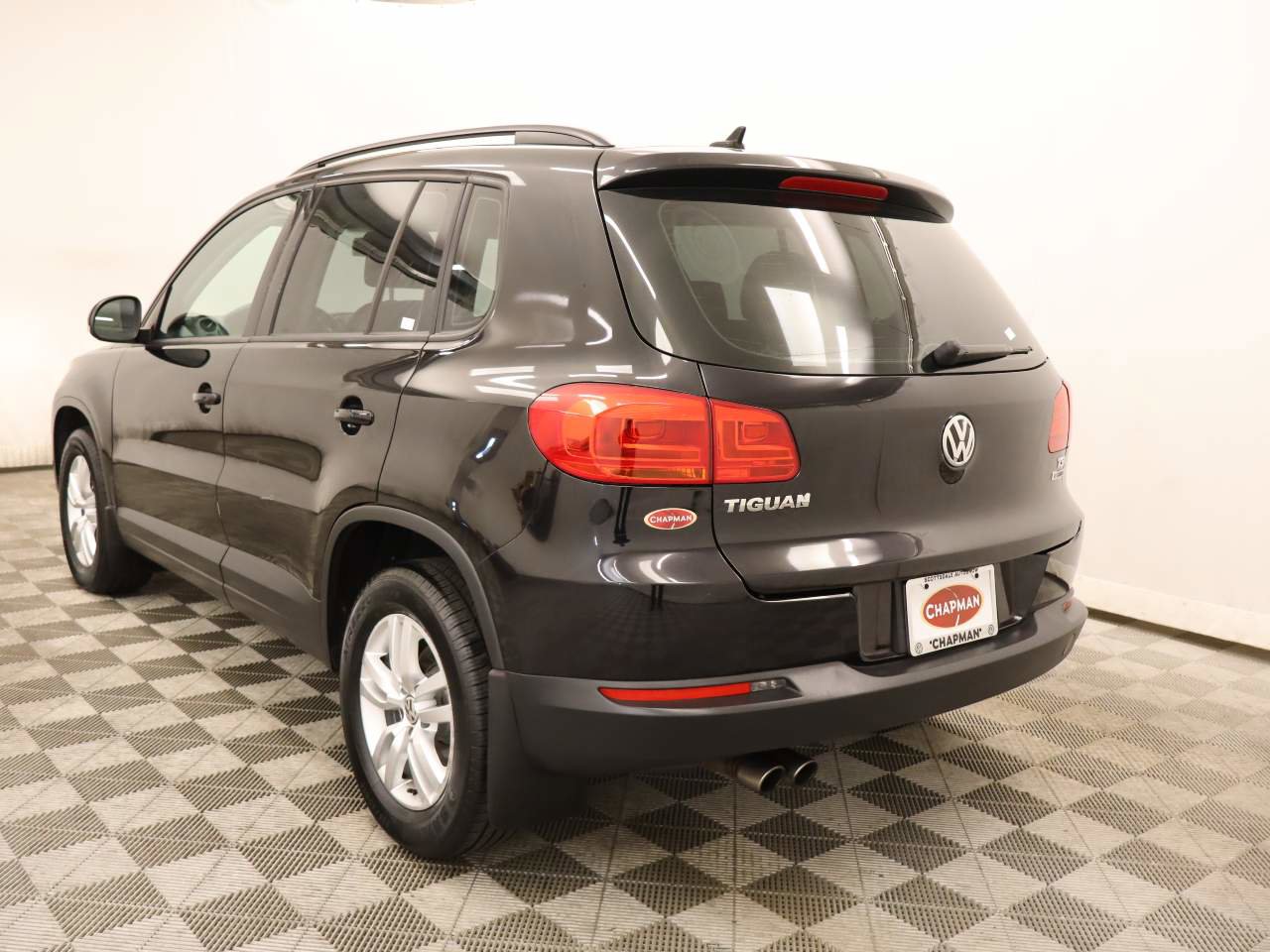 Used 2017 Volkswagen Tiguan S image 3