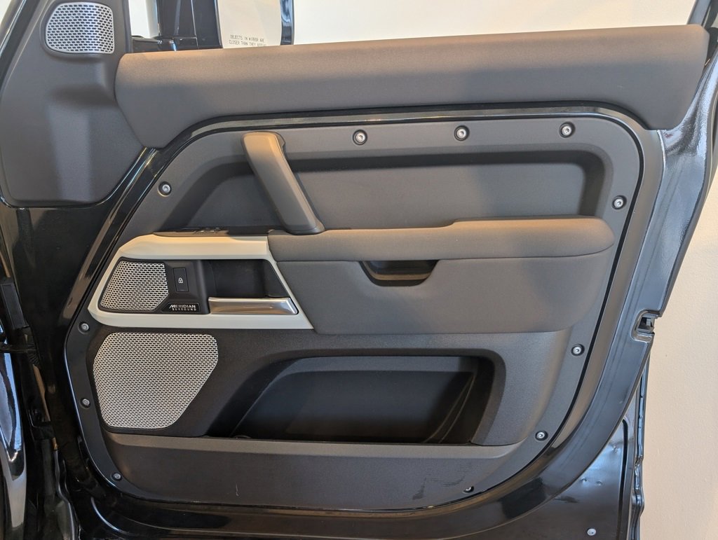 Used 2023 Land Rover Defender 130 SE image 32