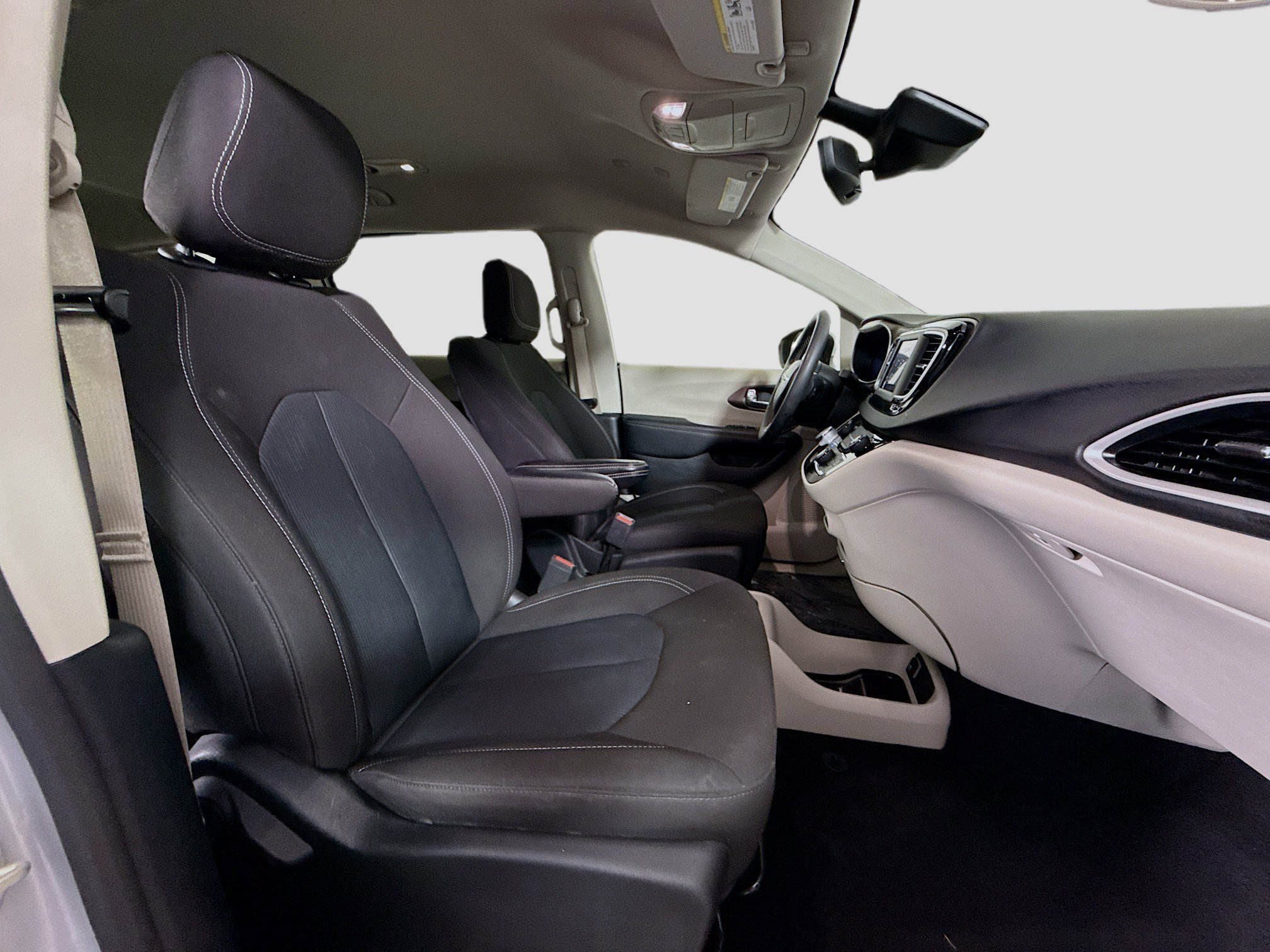 Used 2023 Chrysler Voyager LX FWD image 29