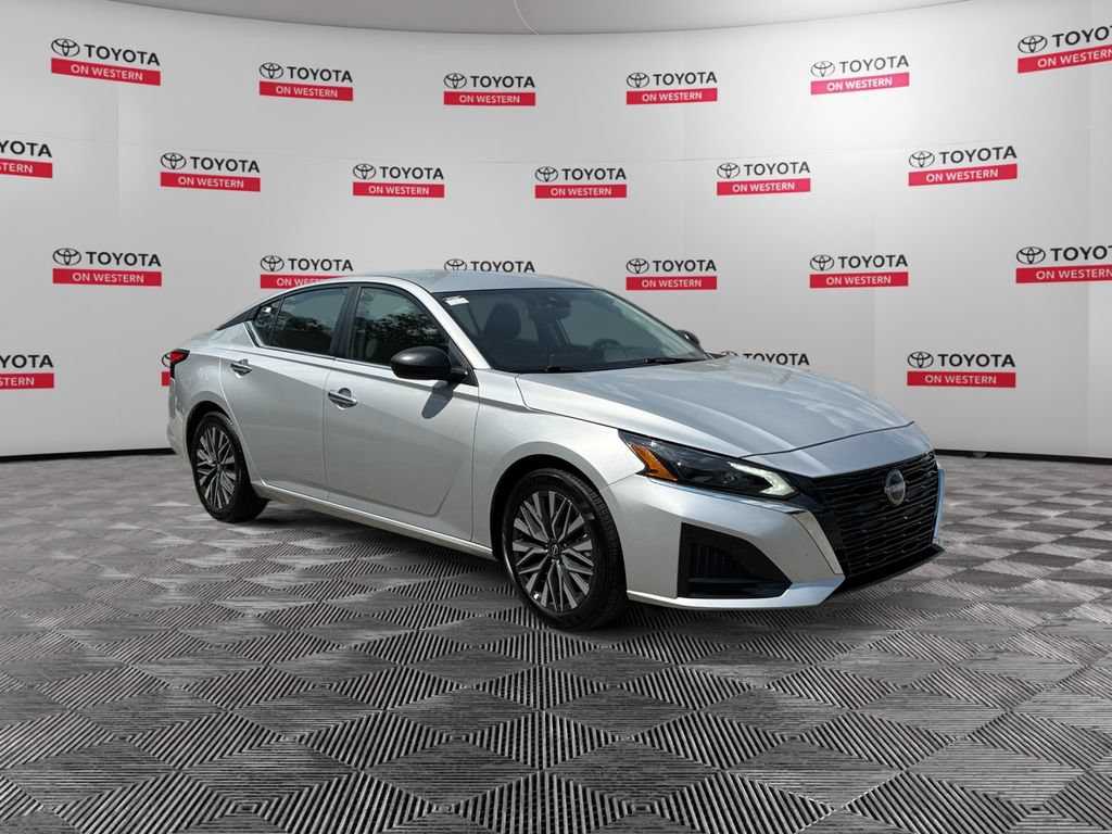 Used 2025 Nissan Altima 2.5 SV FWD image 3