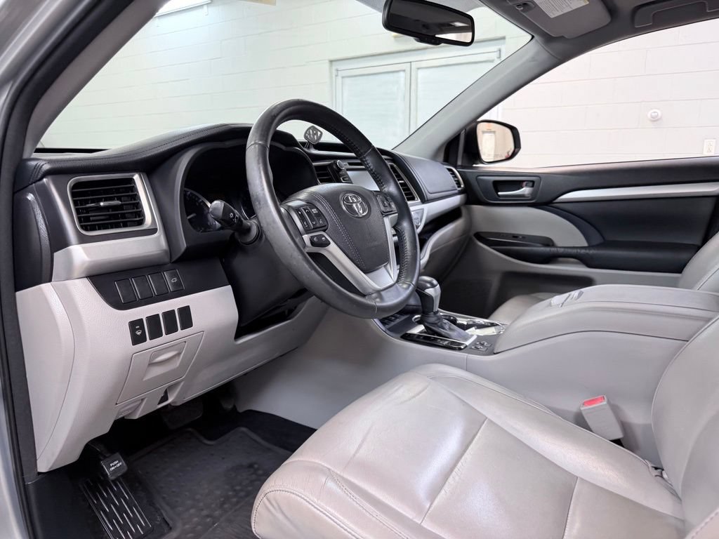 Used 2015 Toyota Highlander XLE AWD/4WD image 14