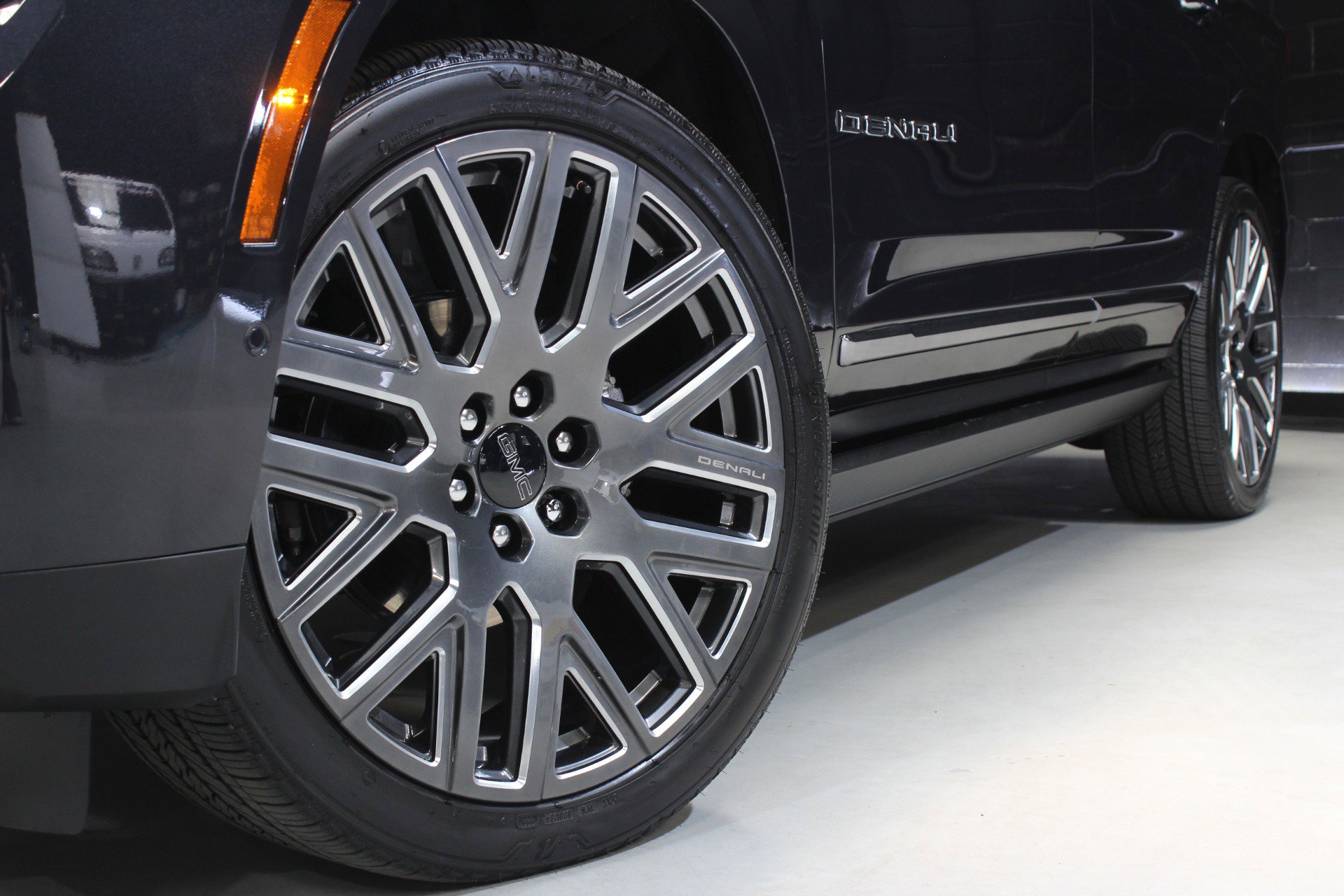 Used 2025 GMC Yukon Denali Ultimate w/ LPO, Floor Liner Package AWD/4WD image 16