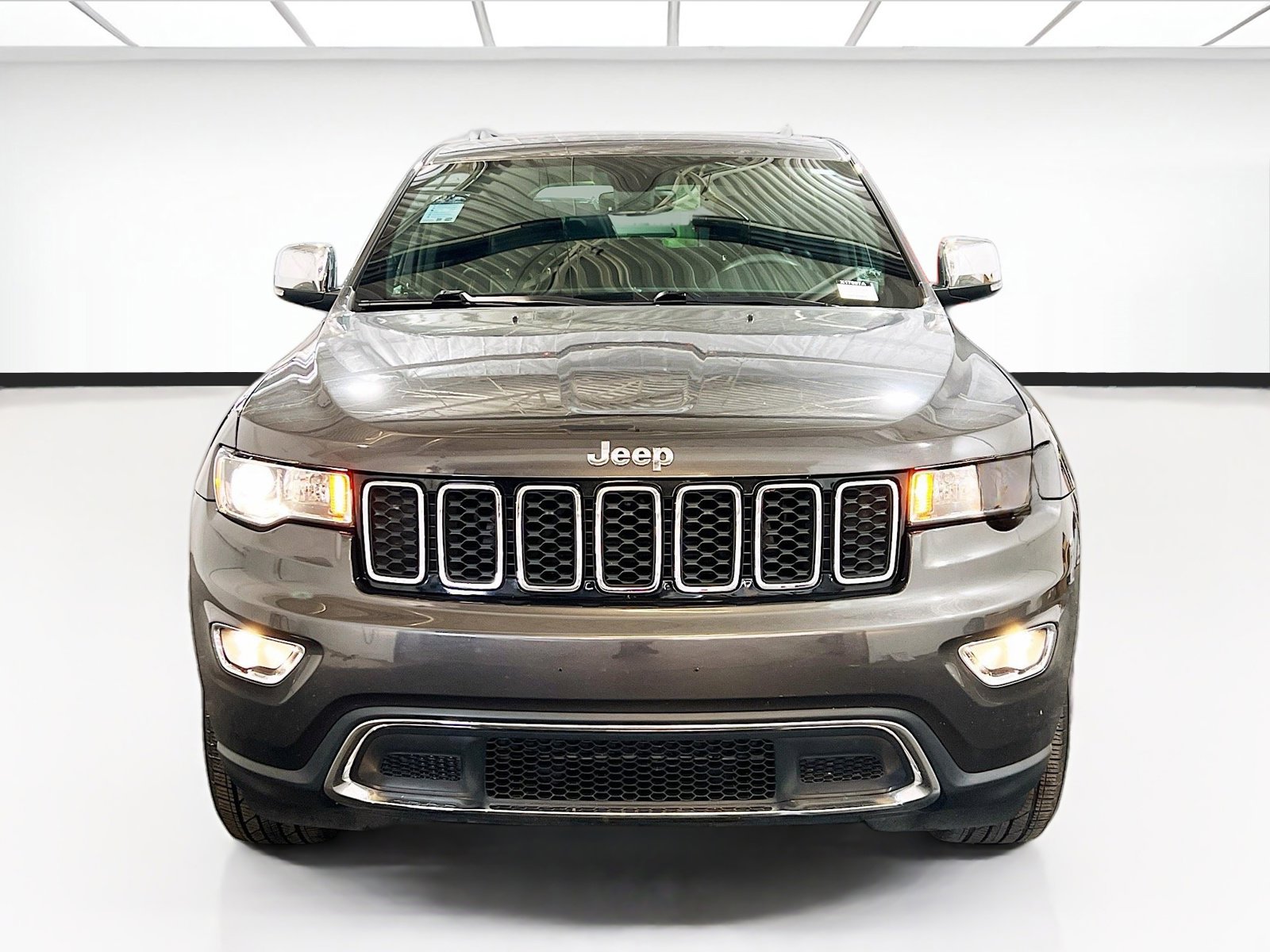 Used 2017 Jeep Grand Cherokee Limited AWD/4WD image 2