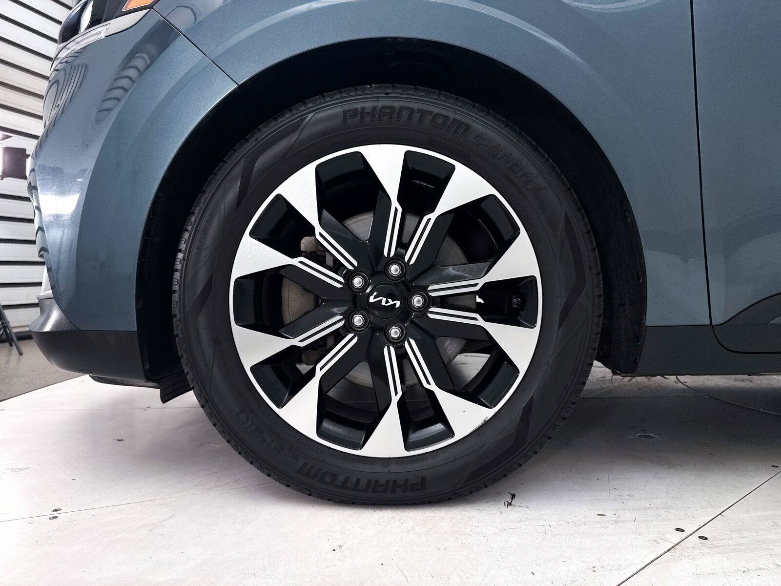 Used 2023 Kia Carnival EX FWD image 4