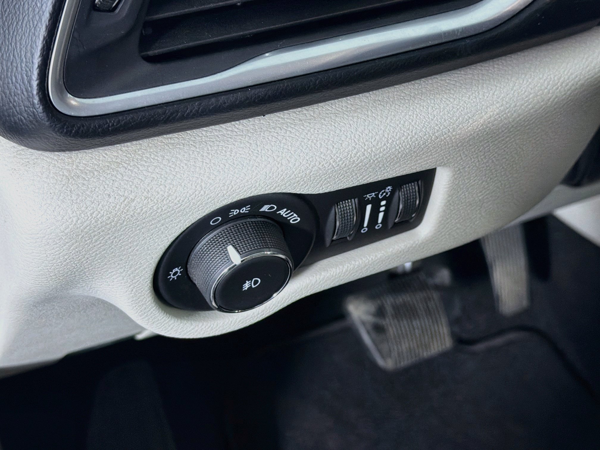 Used 2017 Chrysler Pacifica Touring-L Plus FWD image 17