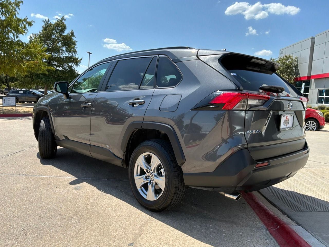 Used 2025 Toyota RAV4 XLE FWD image 8