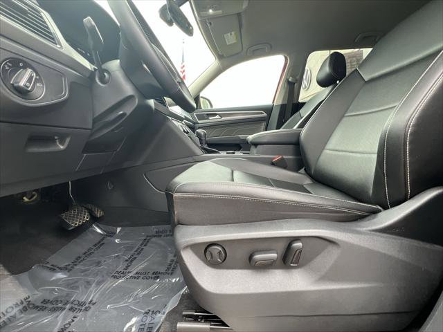 Certified 2022 Volkswagen Atlas SE w/ Black Wheel Package image 12