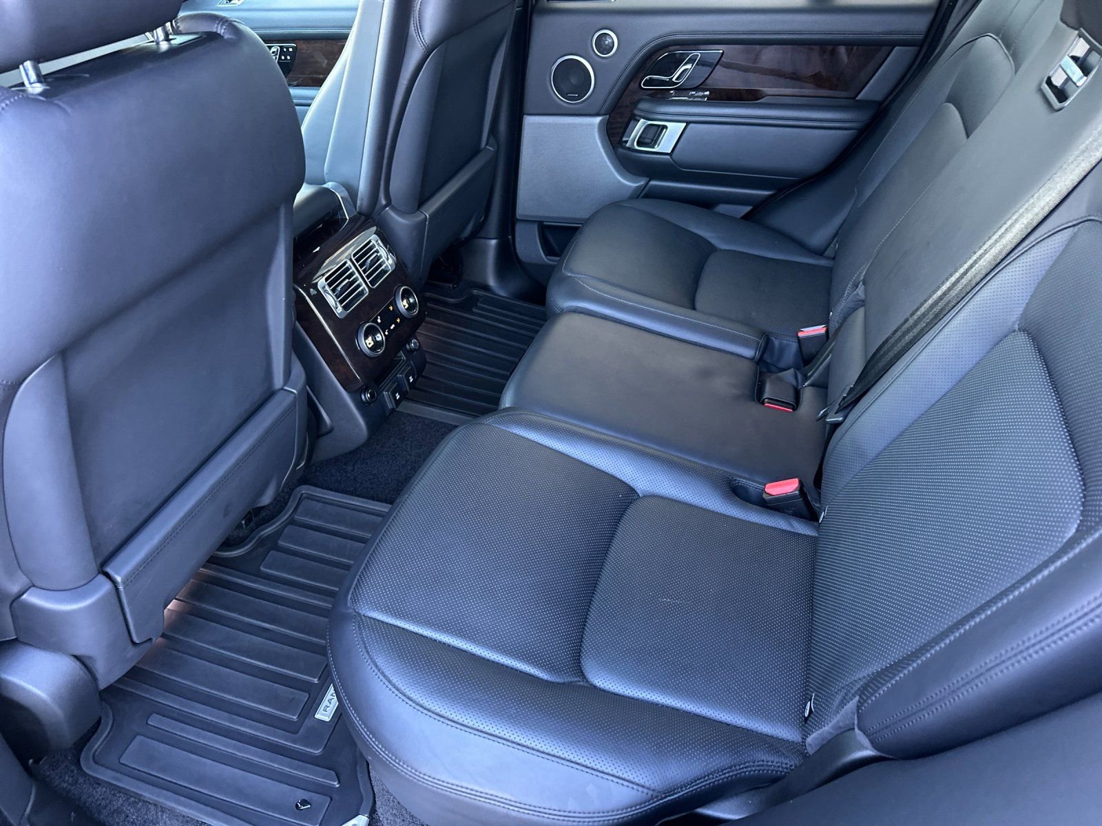 Used 2020 Land Rover Range Rover HSE image 11