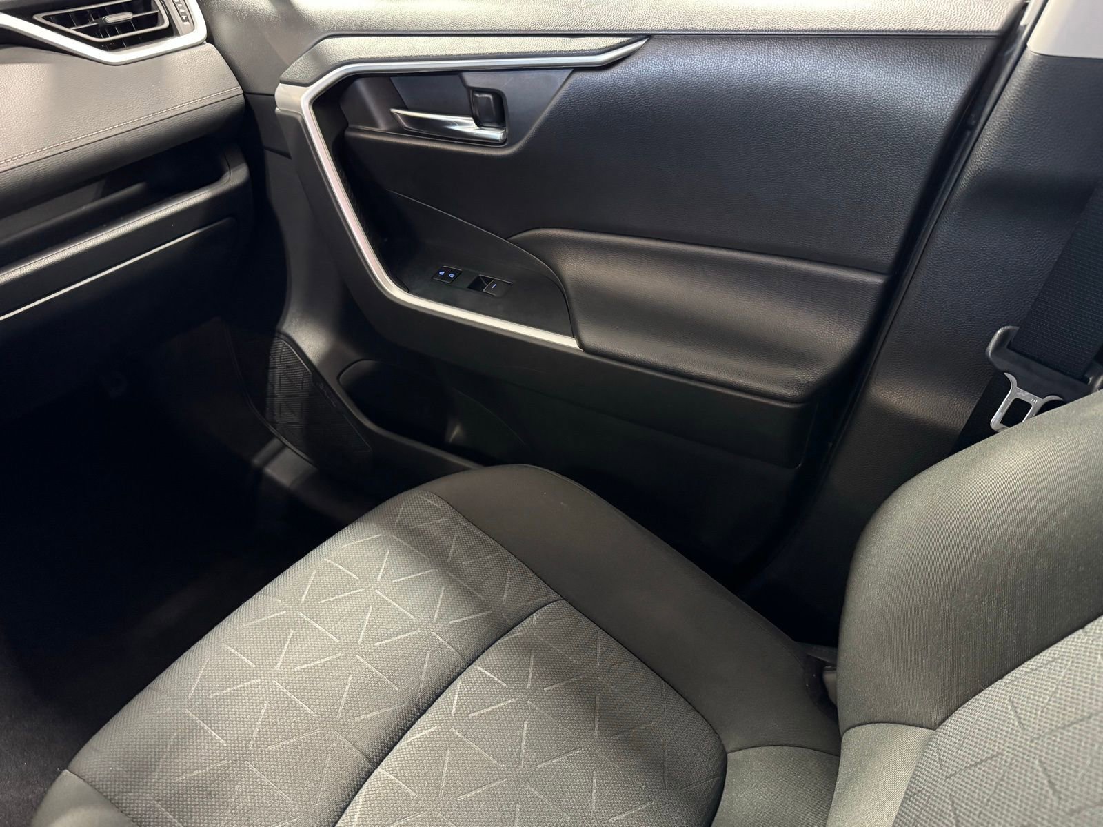 Used 2022 Toyota RAV4 XLE AWD/4WD image 37