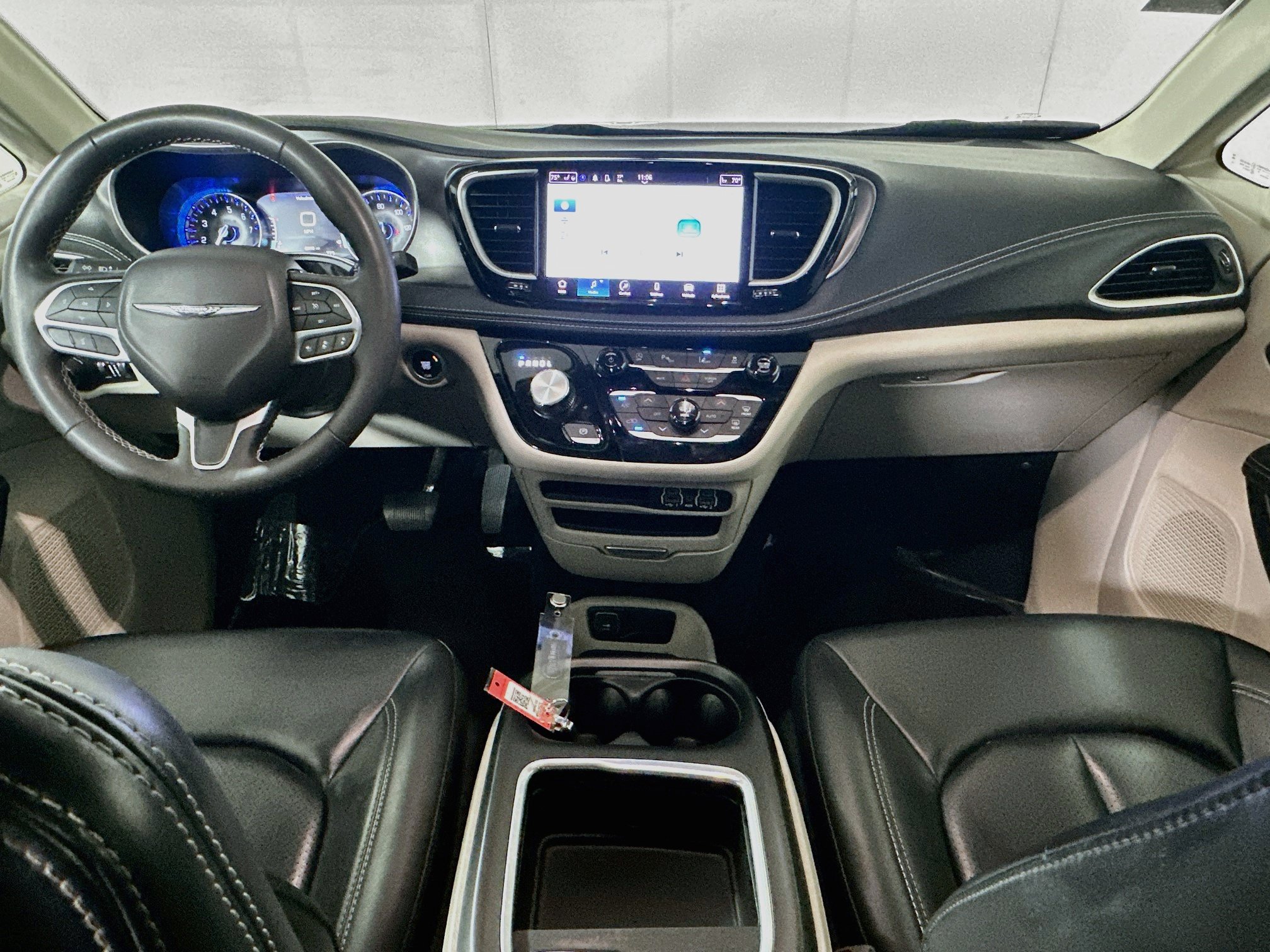 Used 2023 Chrysler Pacifica Touring-L AWD/4WD image 27