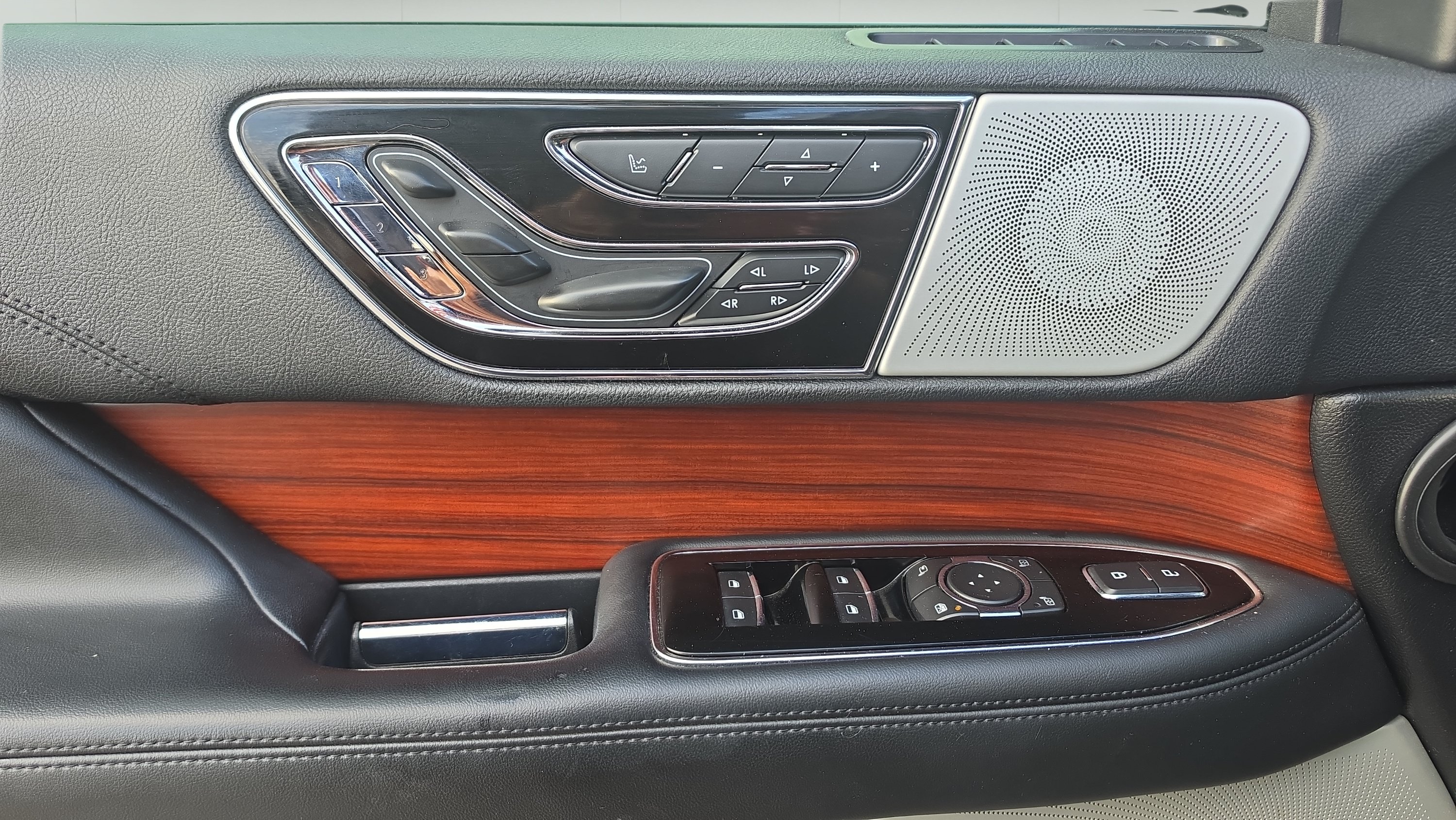 Used 2021 Lincoln Navigator Reserve w/ Luxury Package RWD image 10