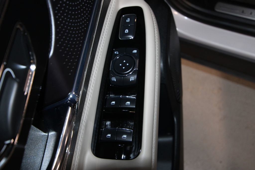 Used 2025 Lincoln Corsair AWD image 6