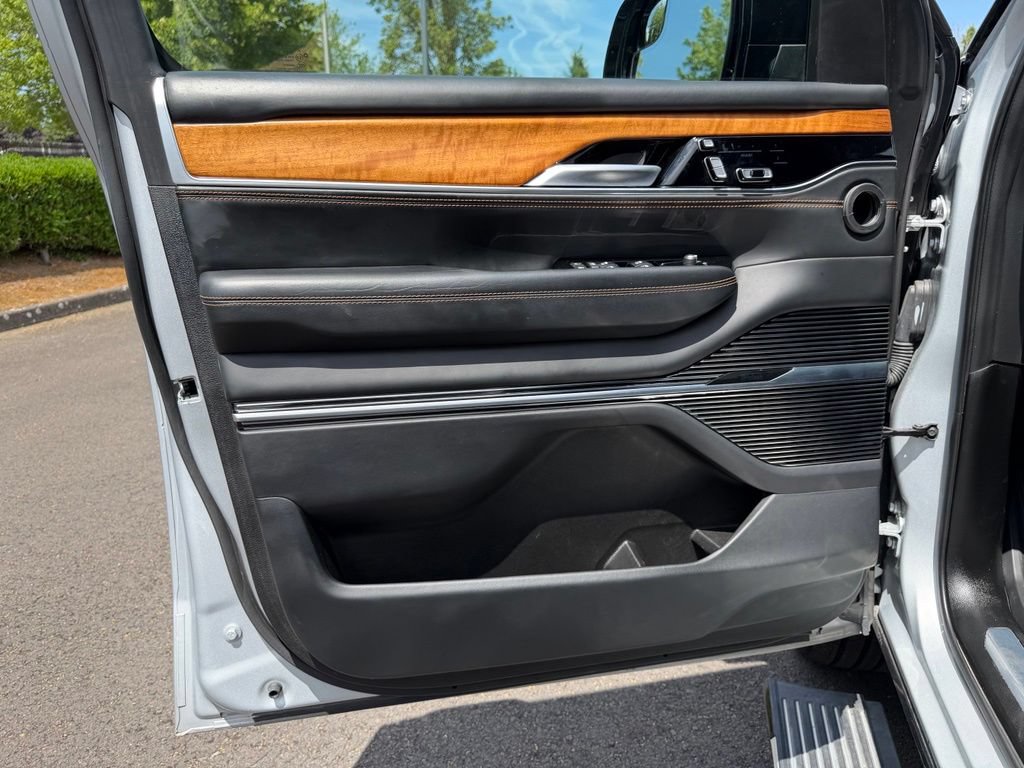 Used 2024 Jeep Grand Wagoneer L Series III AWD/4WD image 12