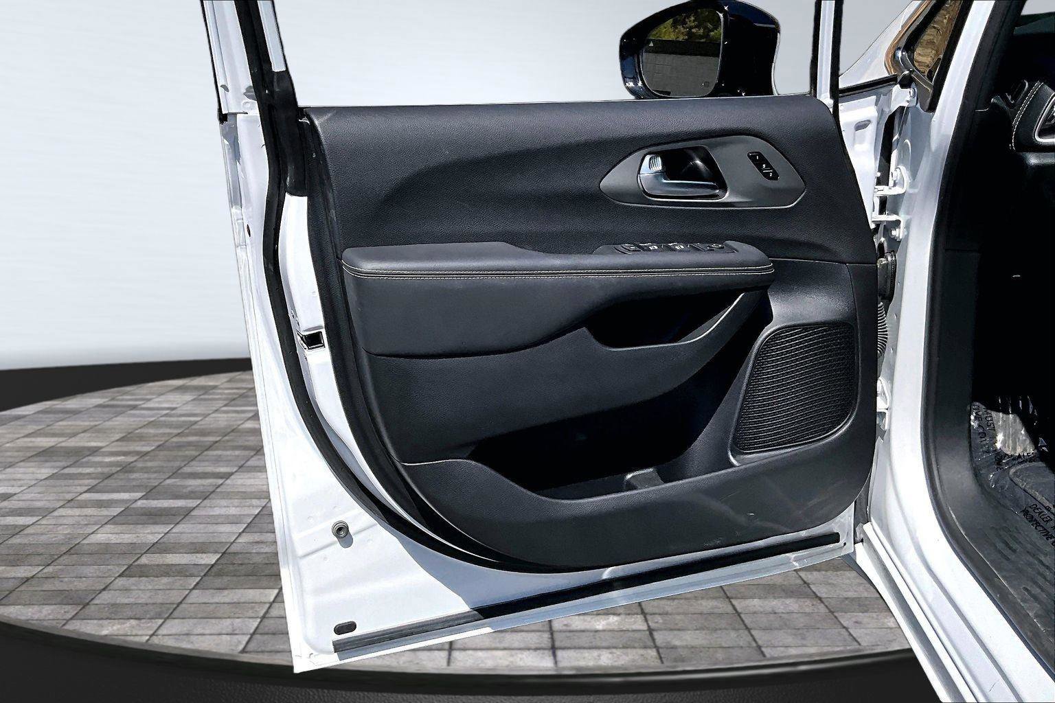 Used 2025 Chrysler Pacifica Select image 24