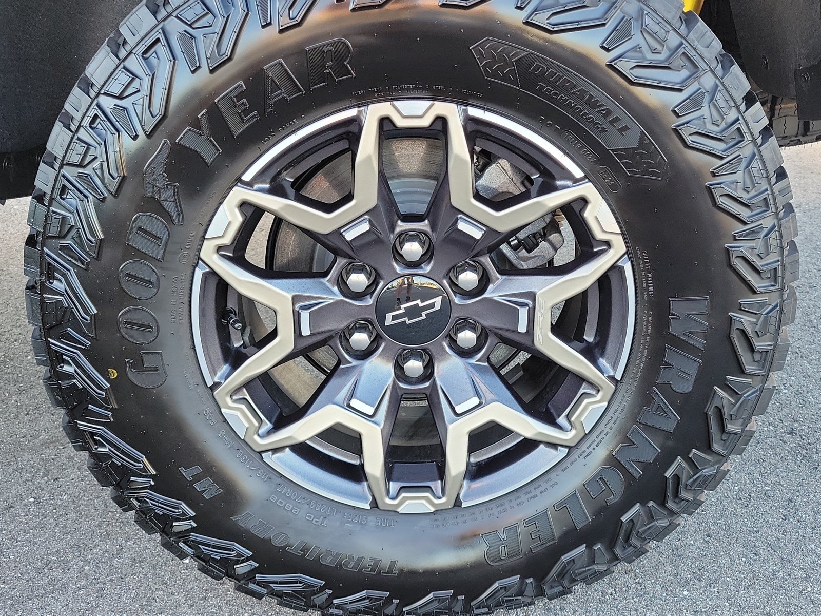 Used 2026 Chevrolet Colorado ZR2 w/ Technology Package AWD/4WD image 12