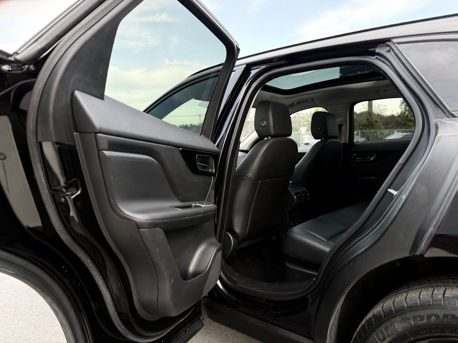 Used 2018 Jaguar F-PACE Premium image 17