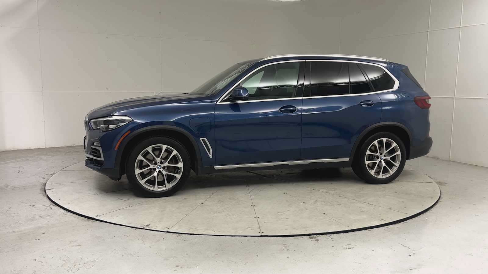 Used 2021 BMW X5 xDrive45e w/ Parking Assistance Package AWD/4WD image 4