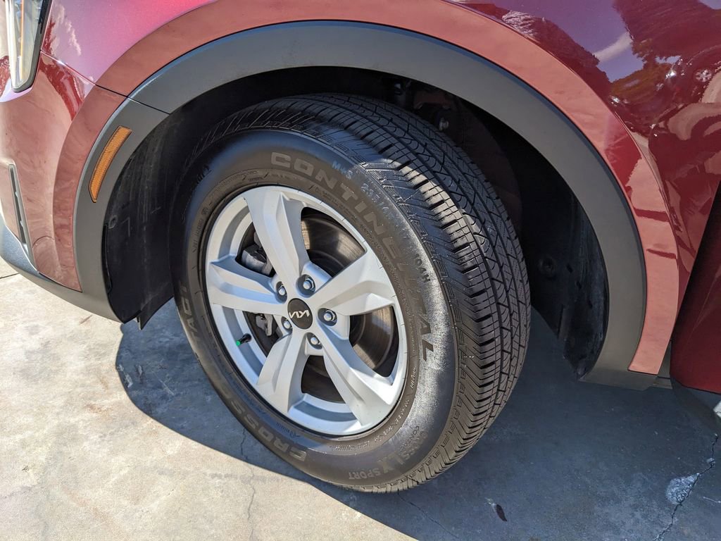 Certified 2025 Kia Sorento LX FWD image 36