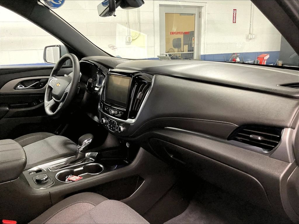 Used 2023 Chevrolet Traverse LT w/ Rear Camera Mirror Package AWD/4WD image 14