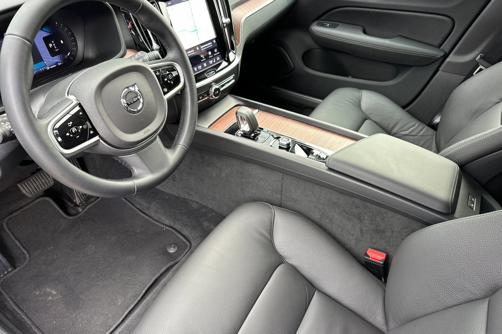 Used 2025 Volvo V60 B5 Cross Country Plus image 9